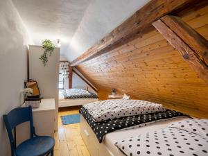 Posteľ alebo postele v izbe v ubytovaní Holiday Home Benešov nad Černou by Interhome