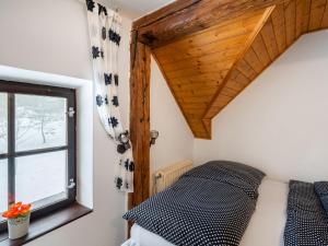 Posteľ alebo postele v izbe v ubytovaní Holiday Home Benešov nad Černou by Interhome