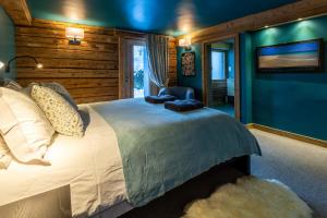 Ένα ή περισσότερα κρεβάτια σε δωμάτιο στο Chalet des Cimes - Chamonix All Year