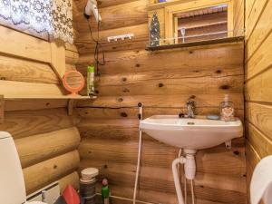 ユッラスヤルヴィにあるHoliday Home Kajuutta by Interhomeの洗面台付きのバスルーム、木製の壁