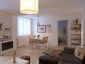 ein Wohnzimmer mit einem Tisch und einem Sofa in der Unterkunft Apartment Bristol-2 by Interhome in Wengen