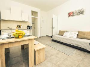 ein Wohnzimmer mit einem Tisch mit Bananen darauf in der Unterkunft Apartment Snježana-1 by Interhome in Karlobag