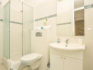Ein Badezimmer in der Unterkunft Apartment Snježana-1 by Interhome