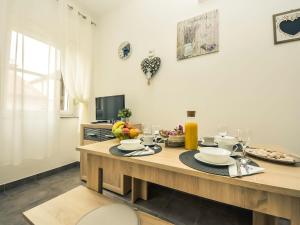 Televízia a/alebo spoločenská miestnosť v ubytovaní Apartment Snježana-1 by Interhome + 21 fotografií