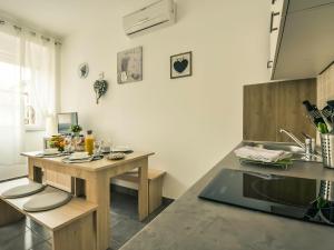 ครัวหรือมุมครัวของ Apartment Snježana-1 by Interhome