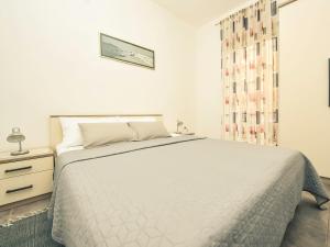 Ein Bett oder Betten in einem Zimmer der Unterkunft Apartment Snježana-1 by Interhome