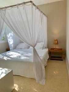 un dormitorio con una cama con mosquitera en Casa espetacular em Geribá búzios, en Macapá 18 fotos más