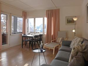 ヴェンゲンにあるApartment Helene Apt-Diana by Interhomeのリビングルーム(ソファ、テーブル、椅子付)