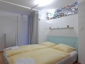 Postel nebo postele na pokoji v ubytování Apartment Breithorn Residence Apt-3 by Interhome