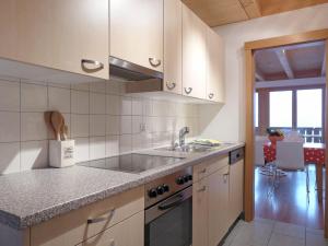 eine Küche mit einer Spüle und einer Arbeitsplatte in der Unterkunft Apartment Racer's Retreat-2 by Interhome in Wengen