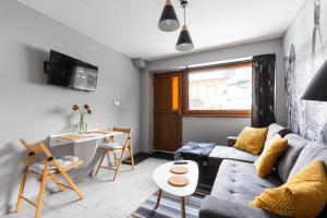 Televízia a/alebo spoločenská miestnosť v ubytovaní Apartamenty Na Wilcznik Zakopane