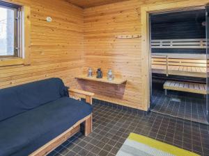 een sauna met een blauwe bank in een houten ruimte bij Holiday Home Lammassaari by Interhome in Kuusjärvi