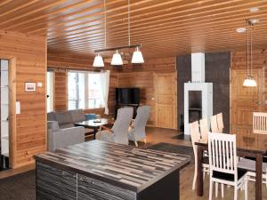 een keuken en eetkamer met een tafel en stoelen bij Holiday Home Lammassaari by Interhome in Kuusjärvi
