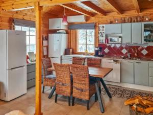 Nhà bếp/bếp nhỏ tại Holiday Home Willa klaara by Interhome