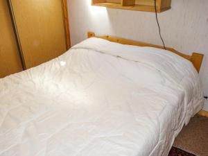 サン・ジェルヴェ・レ・バンにあるApartment La Coupe de Cristal by Interhomeの白いベッドシーツが備わる客室のベッド1台分です。