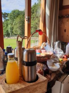 una barra de cocina con algo de comida y zumo de naranja en Chales Manaca da Serra en Urubici