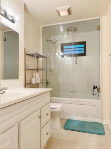 A bathroom at @ Marbella Lane - 3BR Stylish House near SF