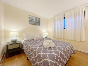 Säng eller sängar i ett rum på @ Marbella Lane - 3BR Stylish House near SF