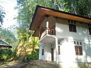 Sugi House Toraja - Penginapan Villa Harian Keluarga -Muat 20 orang في رانتيباو: بيت أبيض بسقف خشبي