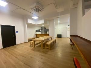 een kamer met een houten tafel en banken. bij BIZZBEACH in Valencia