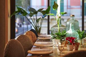 una mesa con jarrones de cristal y plantas. en Acta Splendid, en Barcelona