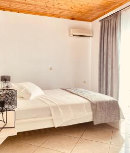 Llit o llits en una habitació de Gerani Maison Agios Aimilianos beautiful view