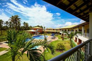 拜修的住宿－Ponta de Inhambupe Hotel Boutique & Spa by Slaviero Hoteis，设有一个游泳池的度假村阳台,享有风景