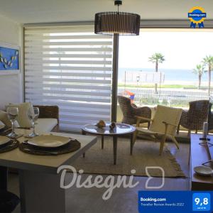 - un salon avec vue sur l'océan dans l'établissement Departamento Av del Mar Coquimbo Disegni 03, à Coquimbo