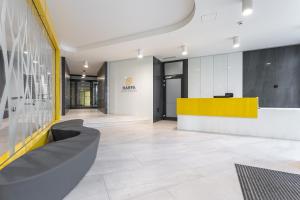 un vestíbulo de oficina con una pared amarilla y blanca en Yellow apartment with PARKING, en Praga