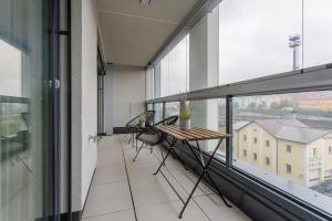 balcón con mesa y sillas frente a una ventana en Yellow apartment with PARKING, en Praga