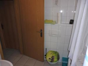 Zimmer in Hafennähe في ديارهاجين: حمام مع مرحاض ذو مقعد أخضر
