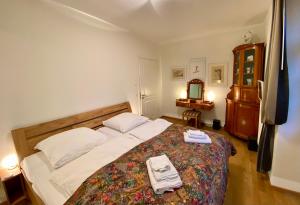 a bedroom with a bed with two towels on it at Ferienwohnung Natur und Kunst in Dresden