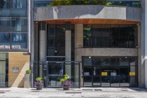 un edificio con due piante in vaso di fronte di Anna Suites Ipanema by Arena Hotéis a Rio de Janeiro