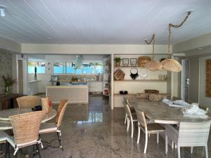 a kitchen and dining room with a table and chairs at Mansão beira Mar em Geriba Búzios in Búzios