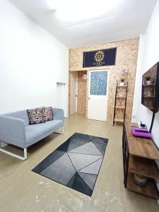 un salon avec un canapé et une table dans l'établissement Minimalist Shop Stay @ Royal Town, à Kuala Kangsar