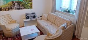 a living room with a couch and a table at Apartment E1 - Gut ausgestattete 3-Zimmerwohnung 68 qm für 1-5 Personen 2xZZ 1xSC in Grafenwöhr