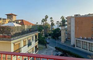 vistas a una calle de la ciudad con palmeras y edificios en Appartamenti Di Edo, en Finale Ligure