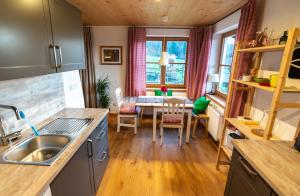 eine Küche mit einem Tisch und einem Esszimmer in der Unterkunft Haus Heufelder in Bad Heilbrunn
