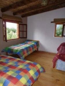 Un pat sau paturi într-o cameră la Cabañas Luna y Sol