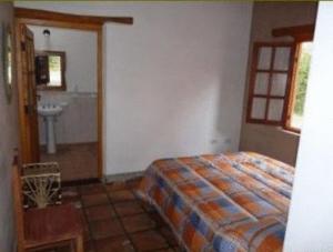 Un pat sau paturi într-o cameră la Cabañas Luna y Sol