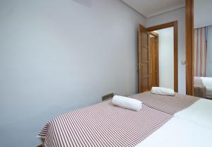1 dormitorio con 1 cama con 2 almohadas en BV Rooms, en Madrid