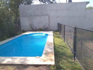 - une piscine dans une cour à côté d'une clôture dans l'établissement Casa Los Robles, à San Antonio de Arredondo