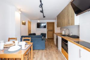 Kuchyňa alebo kuchynka v ubytovaní Apartamenty Na Wilcznik Zakopane