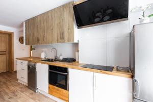 Kuchyňa alebo kuchynka v ubytovaní Apartamenty Na Wilcznik Zakopane