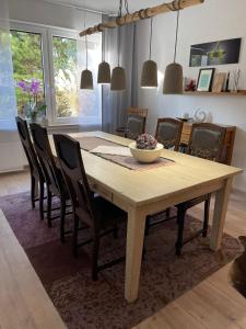 una mesa de comedor con sillas y un tazón. en Apartment-47 Fulda en Petersberg
