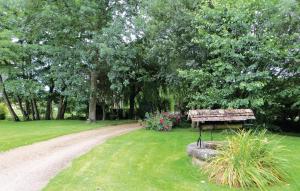 un parco con panchina e alcuni fiori e alberi di Nice Home In Vernie With Wifi a Vernie