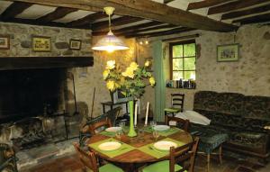 una sala da pranzo con un tavolo con sopra dei fiori di Nice Home In Vernie With Wifi a Vernie