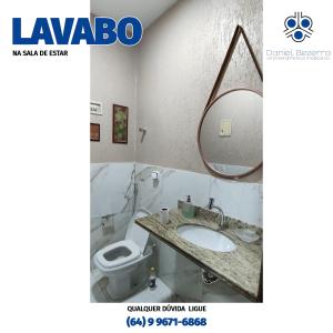 a bathroom with a sink and a mirror at Casa com piscina, churrasqueira, 3 suítes com ar condicionado in Caldas Novas +3 photos