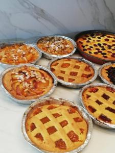 a bunch of pies in tin pans on a table at La Mia casa di Campagna in Forlì