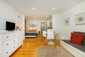 ein Wohnzimmer mit einem Bett und einem Esszimmer in der Unterkunft WHome Martim Moniz Central Studio in Lissabon
